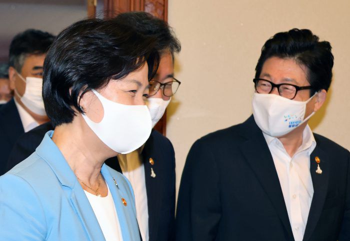 추미애 법무부 장관이 8일 오전 서울 종로구 정부서울청사에서 청와대와 화상으로 열린 국무회의에 참석하고 있다. (사진=뉴스1)