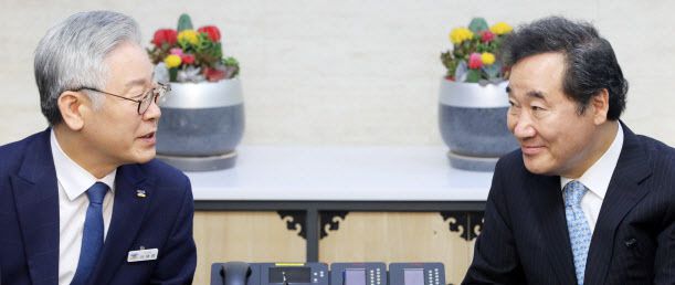 이낙연 더불어민주당 대표는 선별지원, 이재명 경기도지사는 전 국민 지원 입장을 밝혀 2차 긴급재난지원금 지급 대상을 놓고 엇갈린 의견을 냈다. 연합뉴스 제공