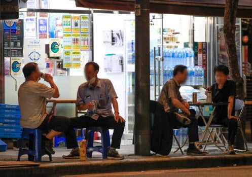 서울시가 신종 코로나바이러스 감염증(코로나19) 확산 방지를 위해 편의점 야간 취식 행위에 대한 현장점검을 시행한다고 밝힌 지난 1일 밤, 시민들이 서울 시내의 한 편의점 야외 테이블에서 맥주를 마시고 있다. (사진=뉴시스)