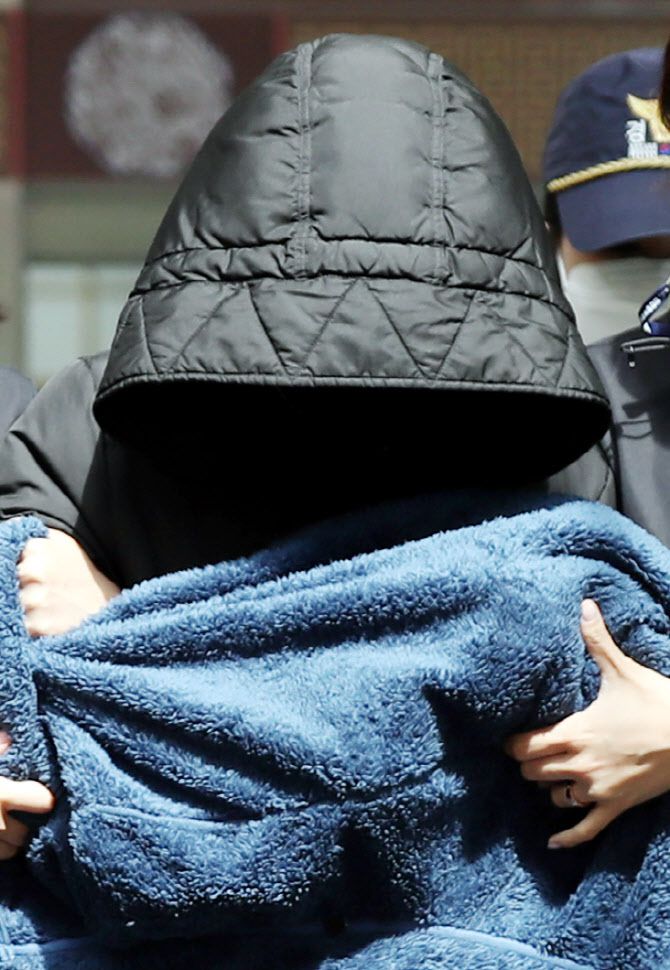 인천 을왕리해수욕장 인근에서 50대 남성을 차량으로 쳐 숨지게 한 음주 운전자 A씨가 14일 오후 구속 전 피의자 심문을 받기 위해 인천시 중구 중부경찰서를 나오고 있다. (사진=연합뉴스)