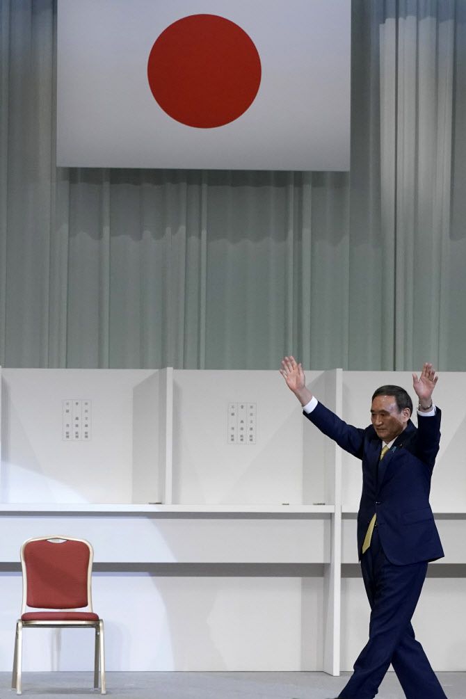 14일 일본 집권 자민당 총재 선거에서 스가 요시히데 관방장관이 70% 넘는 득표로 압승했다(사진=AFP)