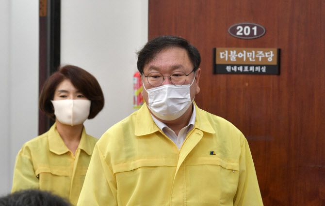 더불어민주당 김태년 원내대표와 한정애 정책위의장이 15일 국회에서 열린 원내대책회의에 참석하고 있다. (사진=연합뉴스)