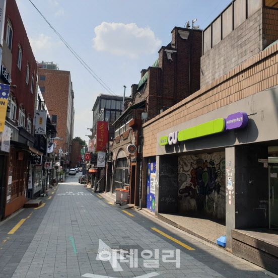 15일 오후 서울 이태원 클럽거리에 위치한 편의점 앞 전경. 한산한 거리에 곳곳에 폐점한 술집과 식당들이 보인다. (사진=이윤화 기자)