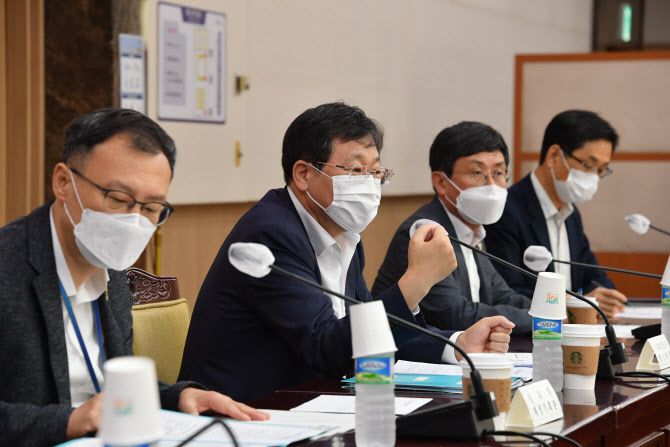 안일환 기획재정부 차관이 15일 정부서울청사에서 열린 ‘범정부 4차 추경 TF 회의’에서 발언하고 있다. 기재부 제공