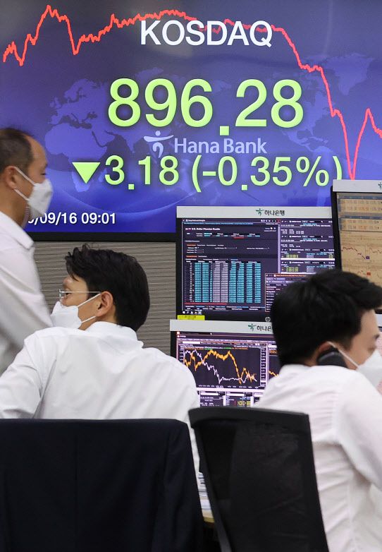 16일 코스닥 지수가 전 거래일 대비 0.35%(3.18)포인트 내린 896.28을 기록했다. 이날 상승 출발했던 지수는 장 초반 900선을 넘겼지만 결국 하락으로 마감했다. (사진=연합뉴스)