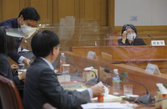 14일 오후 서울 서초구 대법원에서 열린 104차 양형위원회에서 김영란 위원장이 발언하고 있다.(사진=연합뉴스)