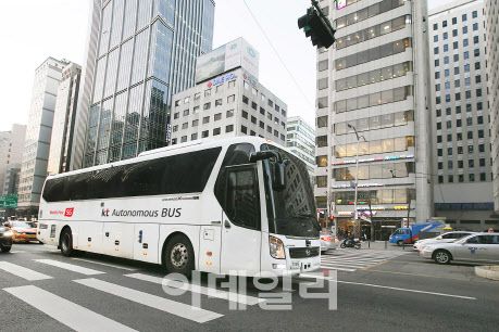 KT가 지난 2018년 선보인 대형 자율주행버스. 서울 도심지역을 자율주행으로 시범 운행한 바 있다. (KT 제공)
