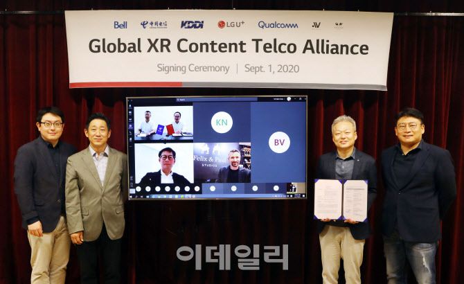 ▲확장현실(XR) 얼라이언스 출범을 기념해 기념촬영을 하고 있는 모습. 좌측부터 VR콘텐츠팀 신중경 팀장, 5G서비스그룹장 김준형 상무, FC부문장 이상민 부사장, AR/VR서비스담당 최윤호 상무다. (사진=LG유플러스)