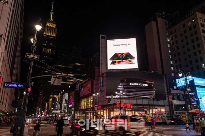 미국 뉴욕 펜실베니아 플라자(Pennsylvania Plaza)에서 운영 중인 ‘갤럭시 Z 폴드2’ 옥외광고. (사진= 삼성전자)