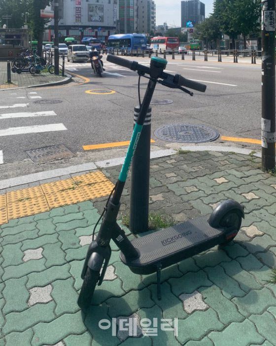 ▲신촌역 근처 횡단보도 앞에 주차된 공유 전동킥보드 (사진=박서빈 기자)
