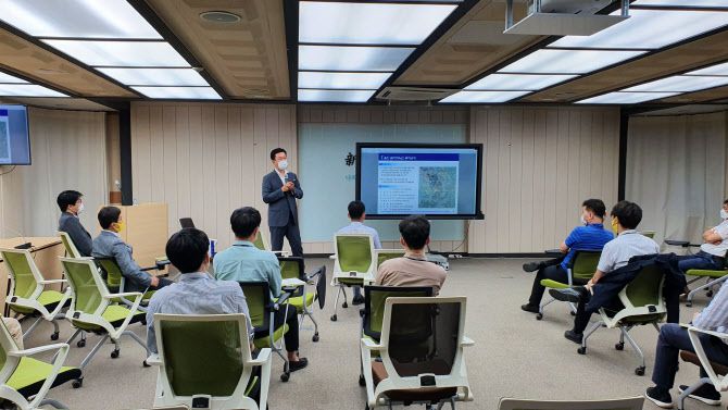 김진문 대표이사의 강연.(사진=남양주시)