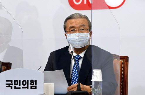 김종인 국민의힘 비상대책위원장이 지난 14일 오전 서울 여의도 국회에서 열린 비상대책위원회의에서 발언하고 있다.(사진=연합뉴스)