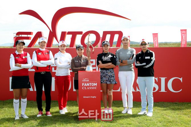 우승트로피 앞에서 포즈를 취하고 있는 선수들. 왼쪽부터 이정은, 김아림, 최혜진, 이다연, 박현경, 김민선, 김효주. (사진=KLPGA)