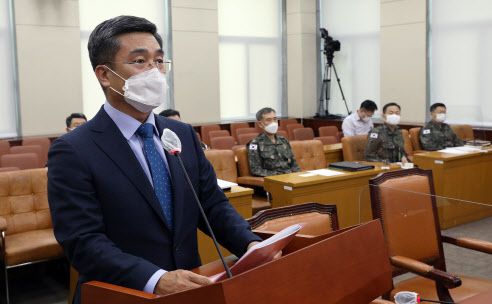 서욱 국방부 장관이 24일 오후 서울 여의도 국회에서 열린 국방위 전체회의에 참석, 연평도 인근 실종 공무원 북한 피격 사건 관련 보고를 하고 있다.(사진=연합뉴스)