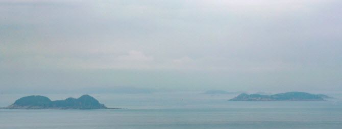 인천시 옹진군 대연평도 ‘연평 평화전망대’에서 갈도(왼쪽)와 장재도(오른쪽)를 비롯한 북한 해역 모습이 보인다. [사진=연합뉴스]