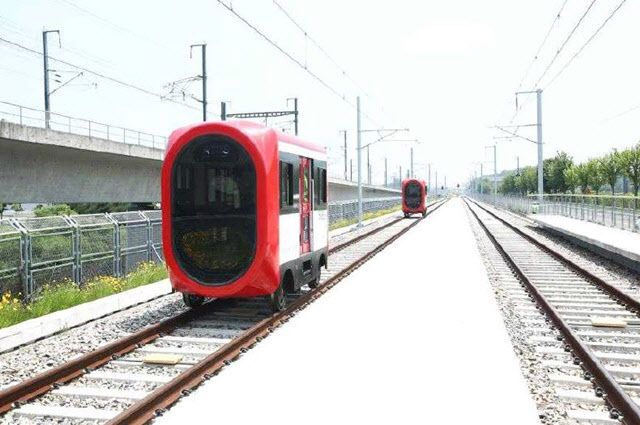 오송 철도종합시험선로에서 축소 시험차량으로 열차 간 정밀 간격 제어 기술을 시험중이다.