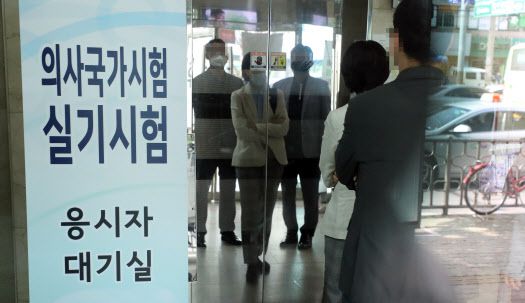 15일 의사국가고시 실기시험 고사장인 서울 광진구 국시원으로 관계자들이 출입하고 있다. 정부 의료정책에 반대해온 의대생들이 동맹휴학과 국가고시 거부 등 단체행동을 중단했지만, 국시 응시여부는 불확실하다. 조승현 의대협 회장은 “국가고시 거부를 포함한 단체행동을 중단하는 건 맞지만, 지금 국시를 볼 수 있는 상황은 아니기 때문에 재응시 뜻을 표한 건 아니다”라고 말했다. (사진=연합뉴스)