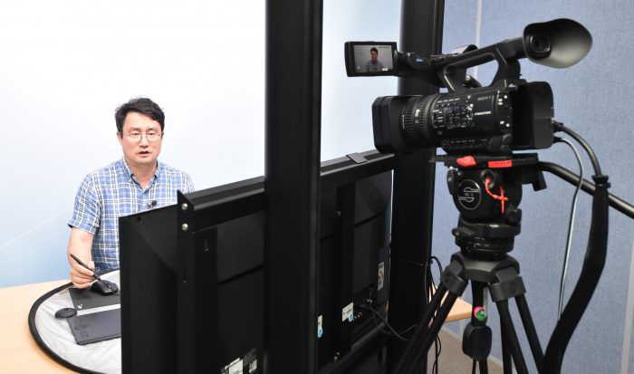 지난 8월 경기 용인시 단국대 죽전캠퍼스에서 자유교양대학 박성순 교수가 2학기 개강을 앞두고 비대면 강의를 준비하고 있다. (사진=뉴시스)