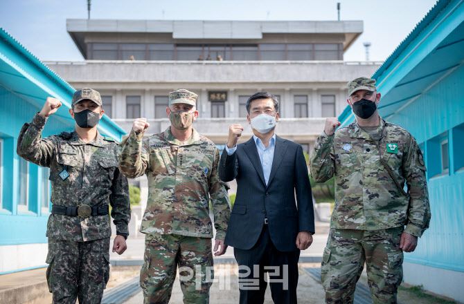 서욱(오른쪽 두 번째) 국방부 장관과 에이브럼스 유엔군사령관이 3일 판문점 JSA에서 화이팅을 외치고 있다. [사진=국방부]