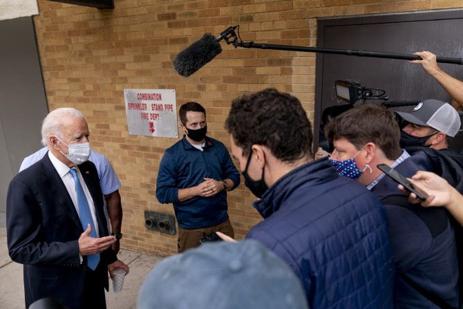 미국 민주당 대통령 후보인 조 바이든 전 부통령이 지난 1일(현지시간) 델라웨어주 윌밍턴의 퀸 시어터 극장에서 자선 모금 행사인 ‘알 스미스 디너’를 위한 연설을 사전 녹화한 뒤 취재진 앞에서 발언하고 있다. (사진=AP/연합뉴스 제공)