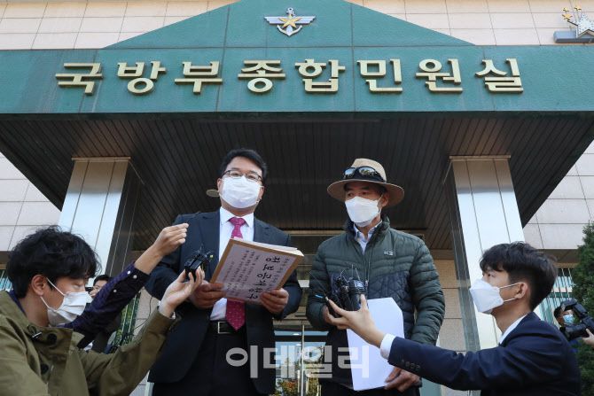 북한군에 의해 피살된 공무원 이씨의 친형 이래진 씨(왼쪽)가 6일 오후 서울 용산구 국방부 종합민원실 앞에서 북한군에 의해 사망한 공무원 관련 국방부에 정보공개청구 기자회견을 갖고 있다. (사진= 이영훈 기자)