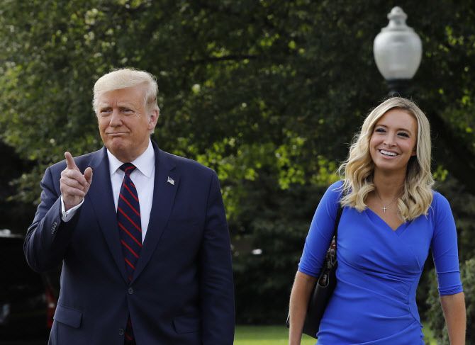 케일리 매커내니 미국 백악관 대변인이 지난달 15일(이하 현지시간) 필라델피아주에서 타운홀 미팅을 하기 위해 백악관을 출발하는 도널드 트럼프 대통령을 수행하고 있다. (사진=EPA/연합뉴스 제공)