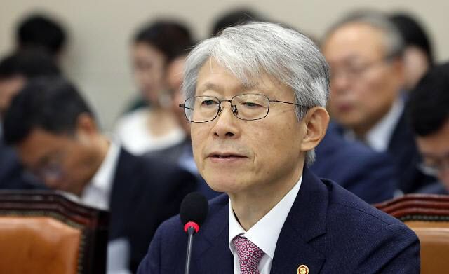 ▲최기영 과기정통부 장관이 2019년 10월 2일 국회 과학기술정보방송통신위원회 국정감사에 출석해 답변하고 있다. [사진=연합뉴스]