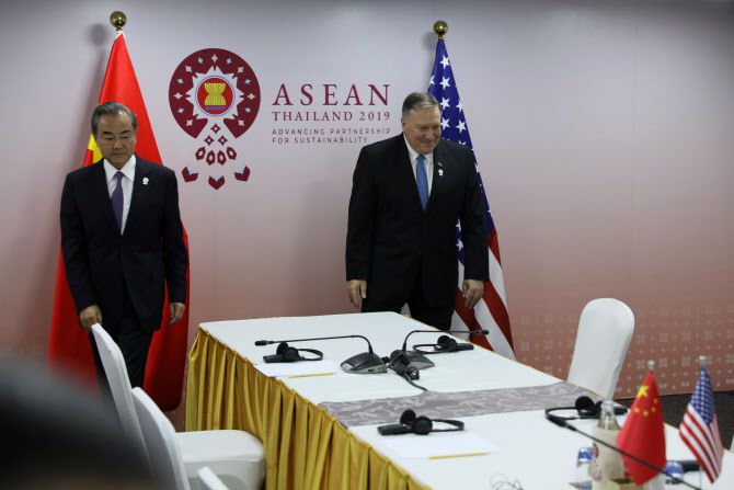 지난 2019년 8월 방콕에서 열린 아세안 회의에 참석한 마이크 폼페이오 미 국무장관(오른쪽)과 왕이 중국 외교부장(왼쪽)(사진=AFP)