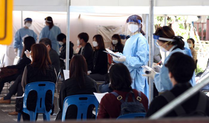 7일 오후 서울 성동구 보건소에 마련된 선별진료소에서 시민들이 신종 코로나바이러스 감염증(코로나19) 진단 검사를 받기 위해 대기하고 있다. (사진=뉴스1)