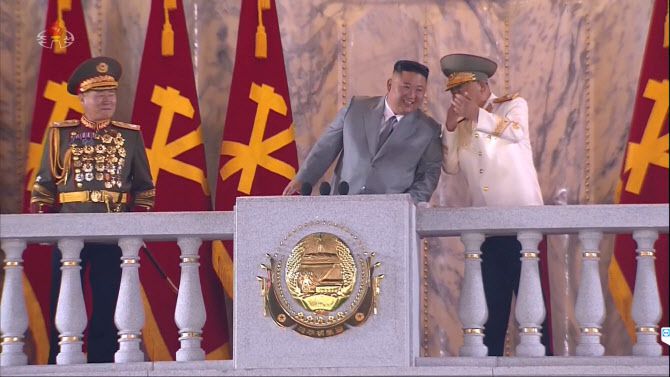 10일 북한 노동당 창건 75주년을 기념한 열병식에서 김정은 위원장과 리병철 당 중앙군사위 부위원장이 이야기를 나누고 있다. 모두 마스크를 쓰지 않은 모습이다. (사진=조선중앙TV)