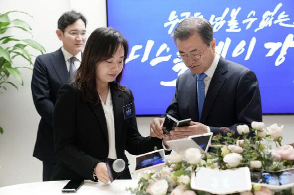 문재인 대통령이 작년 10월10일 충남 아산 삼성디스플레이 아산공장에서 열린 신규투자 및 상생협력 협약식에 앞서 폴더블 폰 등 차세대 제품을 체험하고 있다. 연합뉴스 제공