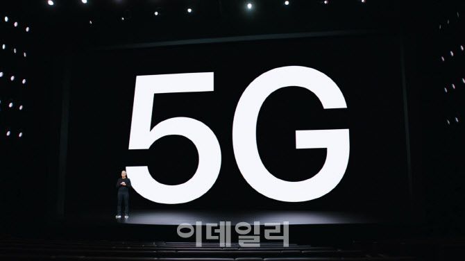 팀 쿡 애플 CEO가 13일(현지시간) 미국 애플본사에서 열린 스페셜 이벤트를 통해 애플의 첫 5G폰인 아이폰12를 소개하고 있다. (사진= 동영상 캡쳐)