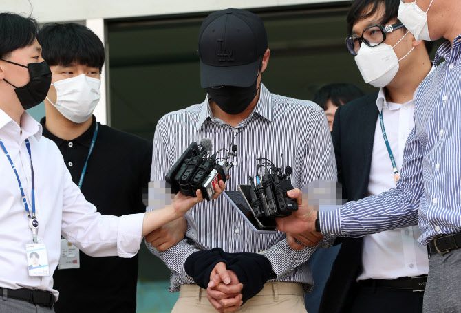 텔레그램 ‘n번방’에서 아동·청소년 성 착취물을 구매하는 등 아동·청소년의 성보호에 관한 법률(약칭 청소년성보호법) 위반 등으로 구속된 A(38)씨가 검찰로 송치되기에 앞서 취재진 질문에 답하고 있다. (사진=연합뉴스)