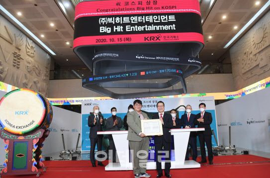 [사진공동취재단] 빅히트엔터테인먼트 코스피 상장 첫날인 15일 서울 여의도 한국거래소 1층 로비에서 열린 빅히트의 상장 기념식에서 방시혁 빅히트 엔터테인먼트 의장과 정지원 한국거래소 이사장이 기념촬영을 하고 있다.