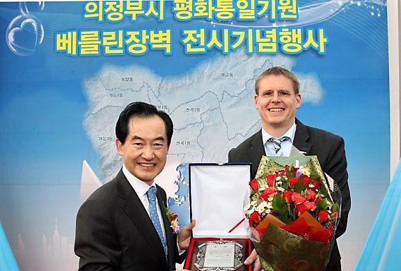 2014년 의정부시에 베를린장벽이 설치될 당시 열린 기념행사에서 안병용 시장이 독일 베를린시 관계자에게 감사패를 전달하고 있다.(사진=의정부시)