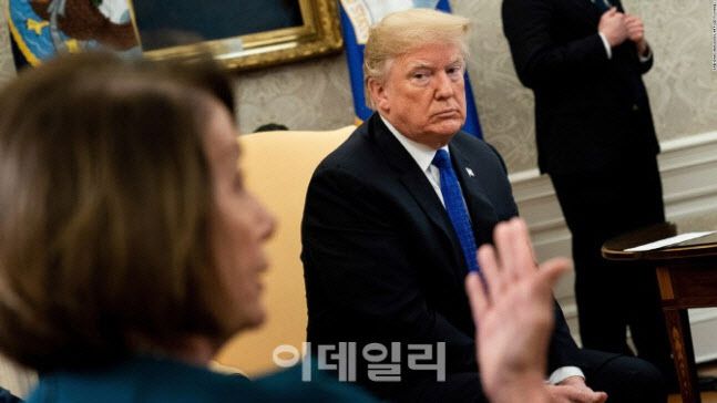 도널드 트럼프 미국 대통령(오른쪽)과 민주당 소속 낸시 펠로시 하원의장. (사진=AFP 제공)