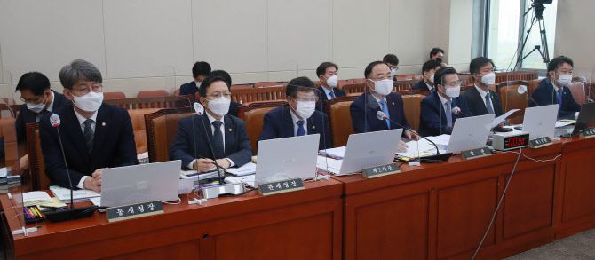 홍남기(왼쪽에서 네번째) 경제부총리 겸 기획재정부 장관이 22일 서울 여의도 기획재정위원회에 열린 기획재정부·통계청·국세청 등에 대한 종합감사에 출석해 의원들의 질의에 답변하고 있다. 왼쪽부터 강신욱 통계청장, 노석환 관세청장, 안일환 제2차관, 홍남기 부총리, 김용범 제1차관, 김대지 국세청장, 정무경 조달청장. 뉴시스 제공