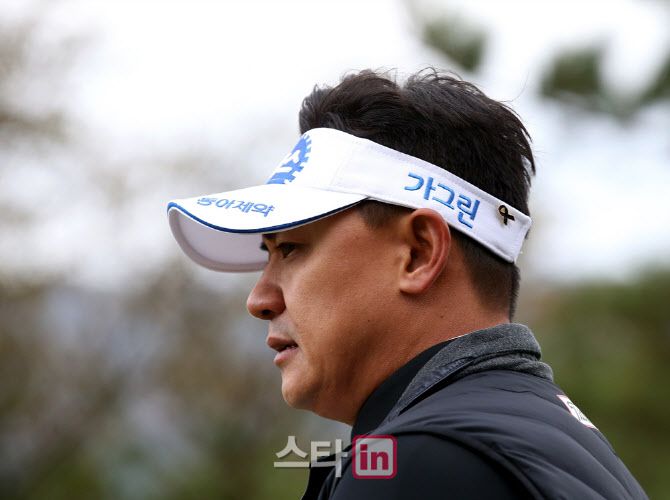 박상현이 22일 열린 KPGA 코리안투어 비즈플레이 전자신문 오픈 1라운드에서 이틀 전 챔피언스투어 대회 경기 중 숨을 거둔 故 박승룡 선수를 추모하기 위해 모자에 검은 리본을 달고 경기에 나섰다. (사진=KPGA)