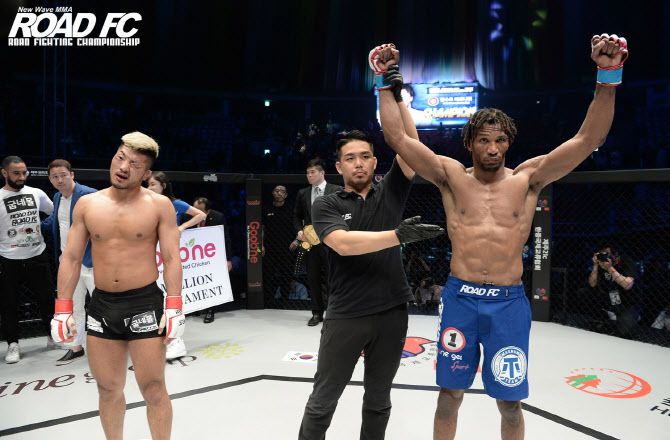100만불 토너먼트에서 우승한 만수르 바르나위(오른쪽). 사진=ROAD FC