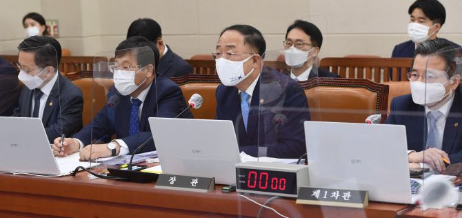 홍남기(오른쪽에서 두번째) 경제부총리 겸 기획재정부 장관이 22일 서울 여의도 국회에서 열린 기획재정위원회의 국정감사에 출석해 질의에 답변하고 있다. 연합뉴스 제공