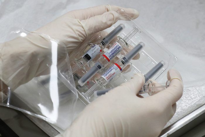 21일 오전 서울 동대문구 한국건강관리협회 서울동부지부 독감 예방접종센터에서 의료진이 독감 백신을 정리하고 있다. (사진=뉴스1)