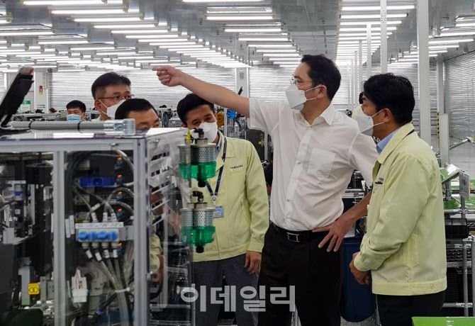 이재용 부회장이 20~21일 베트남 하노이 인근에 위치한 삼성 복합단지를 찾아 스마트폰 생산공장 등을 점검하는 모습 (사진=삼성전자)