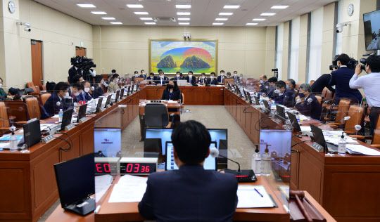 23일 국회에서는 금융위원회·금융감독원을 상대로 한 정무위원회의 종합감사가 열렸다. 야당 의원들은 라임·옵티머스 사태와 관련해 금융당국의 관리 및 감독 부실을 지적했다.(사진=뉴시스)