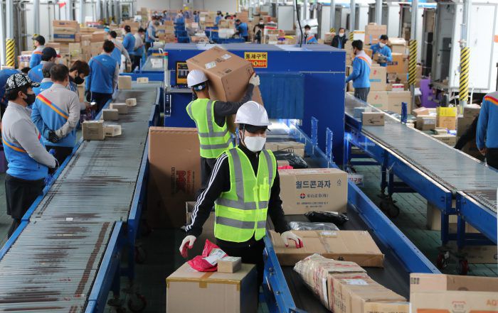 21일 오전 서울 서초구 CJ대한통운 강남2지사 터미널 택배분류 작업장에서 택배기사들이 택배 분류 작업을 하고 있다. (사진=뉴스1)