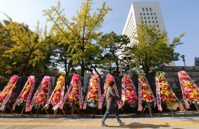20일 오후 서울 서초구 대검찰청 정문 앞에 윤 총장을 응원하는 화환이 줄지어 서 있다. (사진=뉴시스)