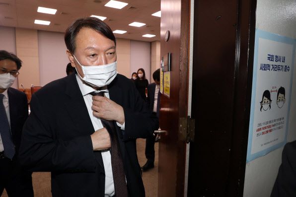 윤석열 검찰총장이 23일 새벽 국회 법제사법위원회 대검찰청 국정감사를 마친 뒤 국감장을 나서고 있다. (사진=연합뉴스)