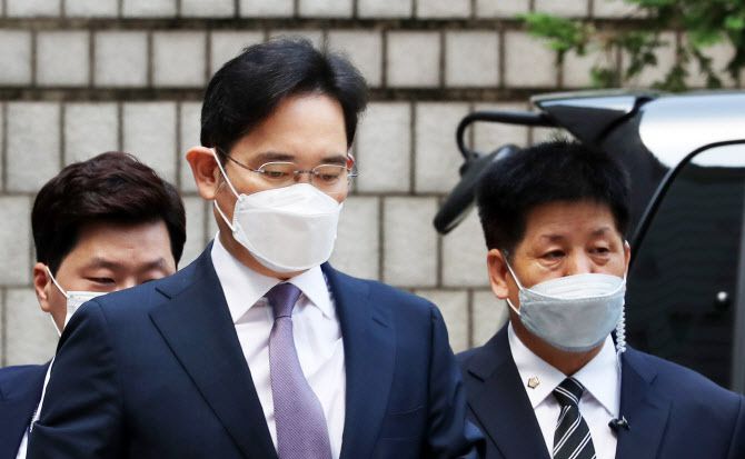 불법 경영 승계 의혹을 받는 이재용 삼성전자 부회장이 지난 6월 8일 오전 서초구 서울중앙지방법원에서 열린 영장실질심사(구속 전 피의자 심문)에 출석하고 있다. (사진=연합뉴스)