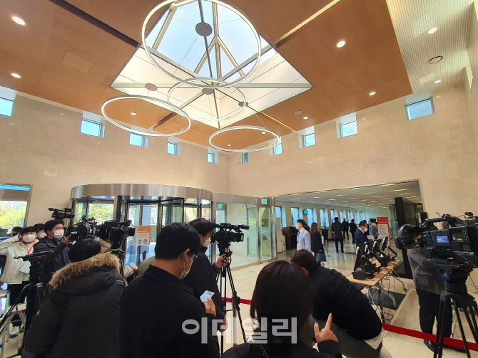 25일 서울 강남구 삼성서울병원 장례식장 1층에서 취재진이 대기하고 있다. (사진=배진솔기자)