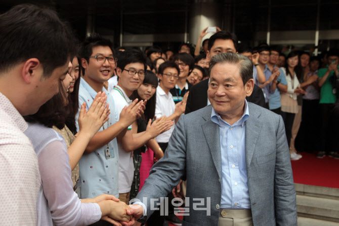 25일 새벽 별세한 이건희 삼성전자 회장이 지난 2011년 선진제품 비교전시회에 참석해 직원들과 악수를 나누고 있다. 이 회장은 생전에 해외 선진제품과 삼성전자 제품을 비교하면서 끊임 없는 기술개발을 주문해 반도체, 스마트폰, TV등 유수의 세계 1위 제품을 탄생시켰다. (사진= 삼성전자 제공)