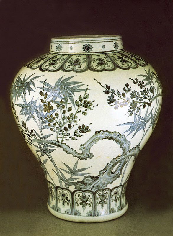 삼성 리움 소장 국보 제219호 백자 청화매죽문 항아리(사진=문화재청)